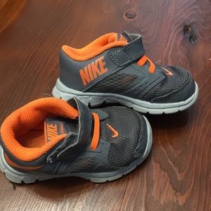 Nike toddler shoes size 6